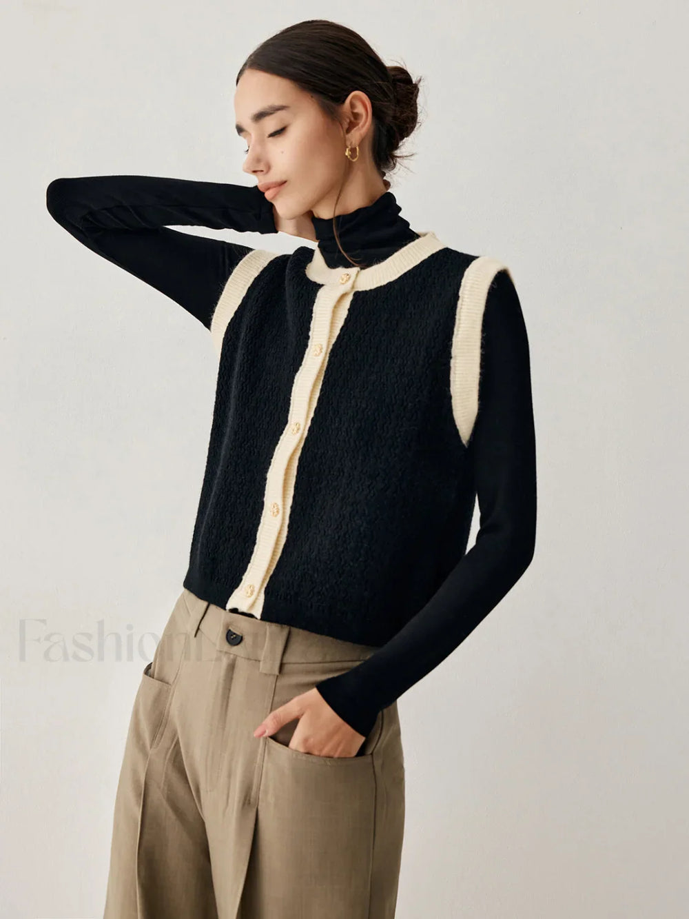 Contrast Trim Graceful Knit Vest Sweaters L